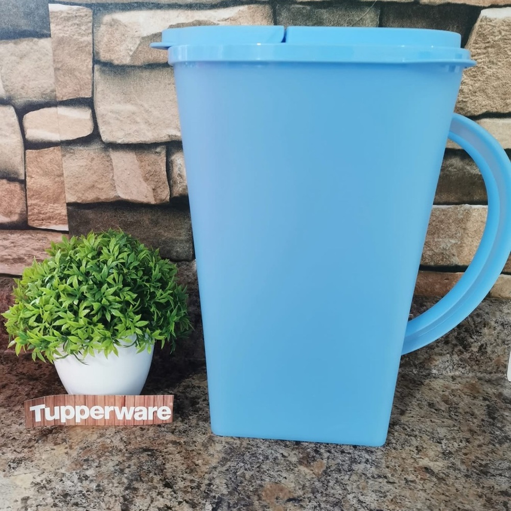 Tupperware Blue Pitcher with Lid 1Gallon